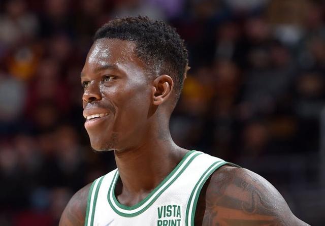 球迷翘首以 球迷翘首以