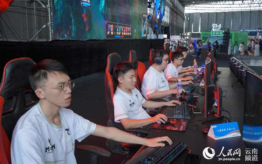 轻玩家在竞 轻玩家在竞